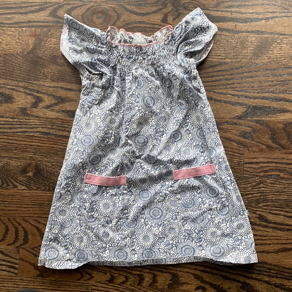 Cute patterned dress with pink stitching details